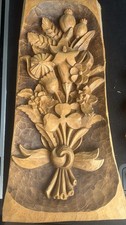 Handgeschnitztes Holzrelief